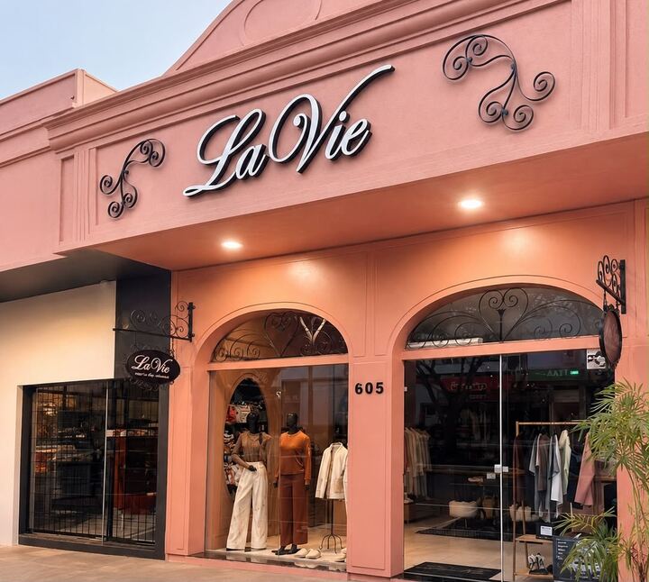 Fachada rosa da La Vie com o letreiro e as portas em arco